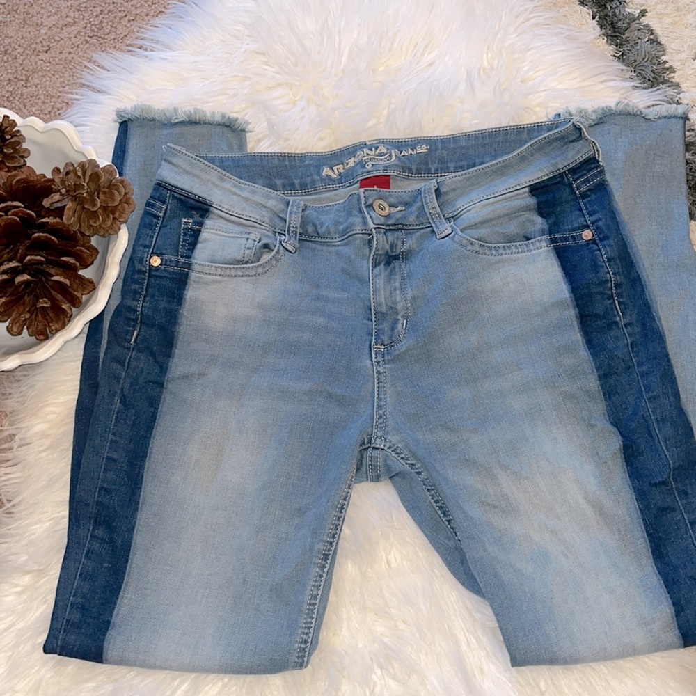 • Arizona Jean Co Skinny Jeans